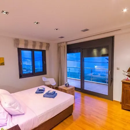 Villa Luxury Beachfront In Pefkakia-volos